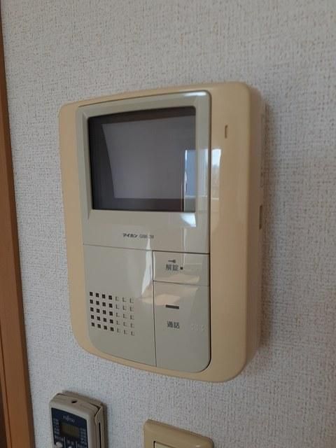 �y�Z�L�����e�B�z�@