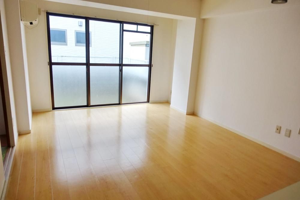 �y�Z�L�����e�B�z�@