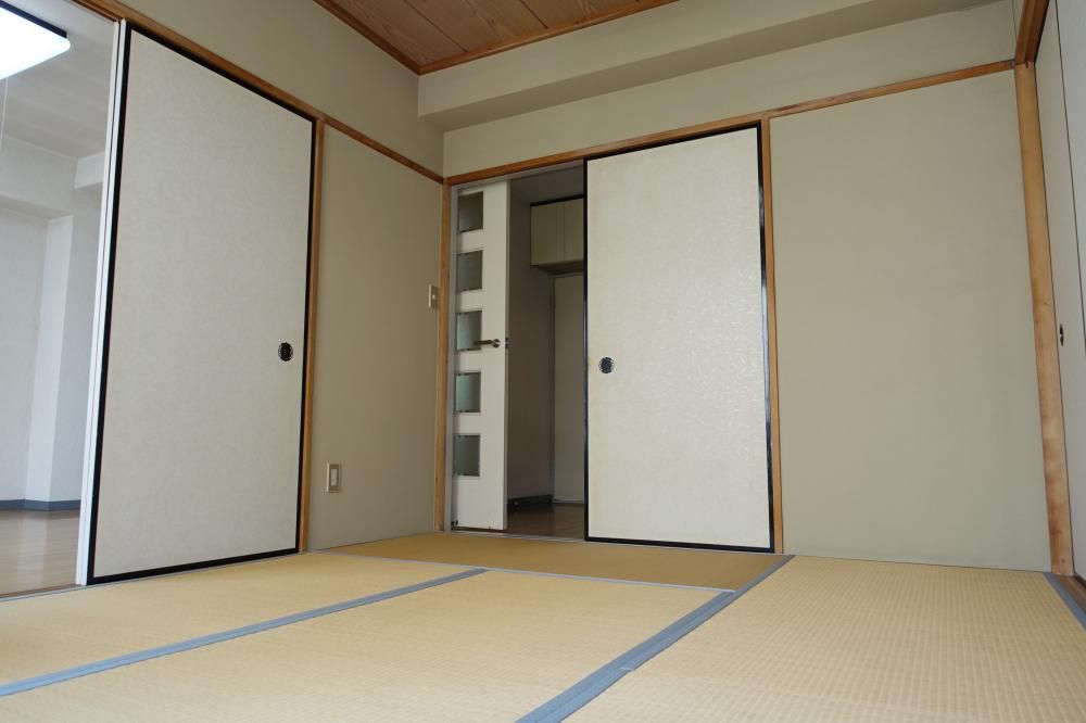 �y�Z�L�����e�B�z�@