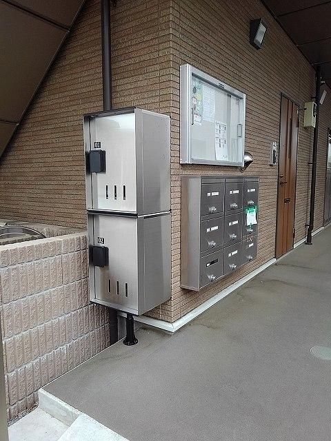 �y�Z�L�����e�B�z�@