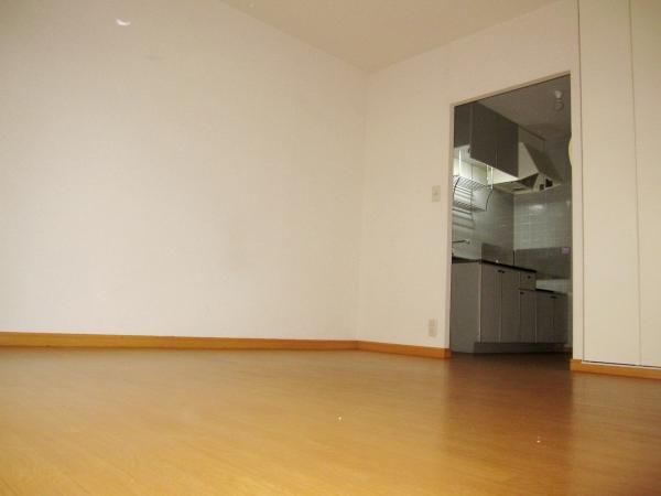 �y�Z�L�����e�B�z�@