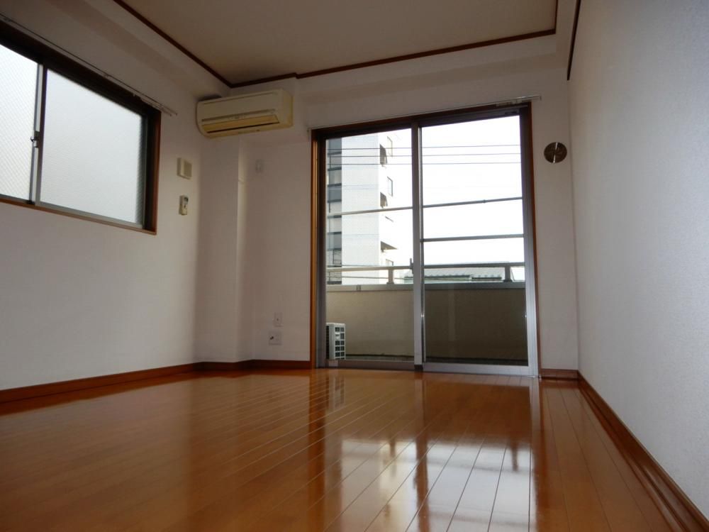 �y���]�z�@