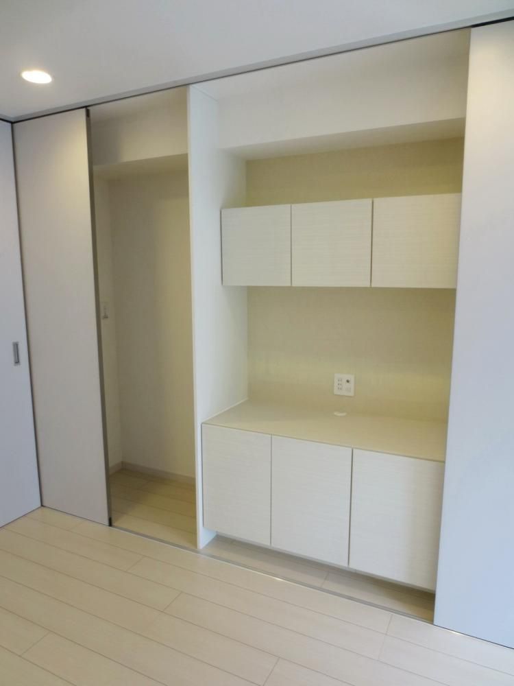 �y�Z�L�����e�B�z�@