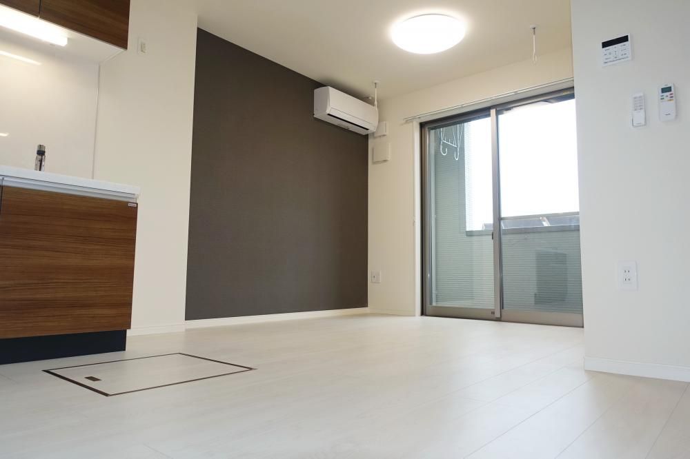 �y�Z�L�����e�B�z�@