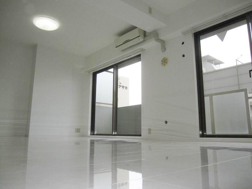 �y�Z�L�����e�B�z�@