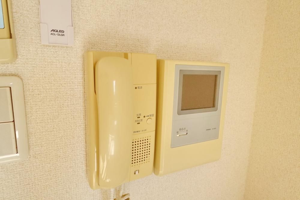 �y�Z�L�����e�B�z�@