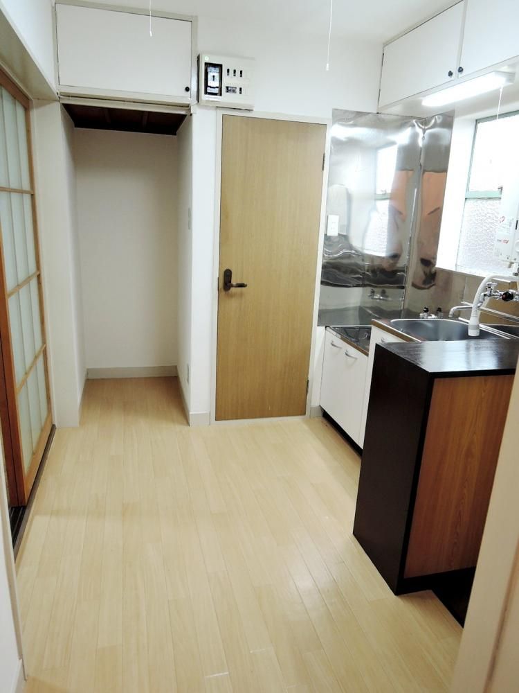 �y�Z�L�����e�B�z�@