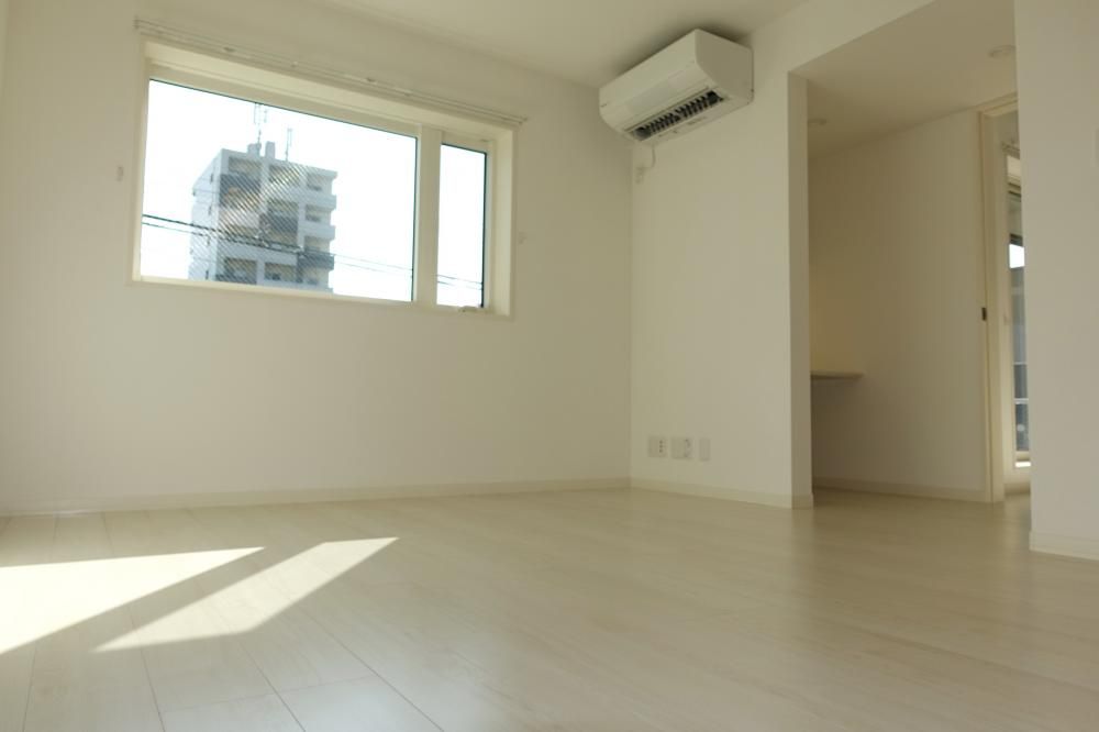 �y�Z�L�����e�B�z�@