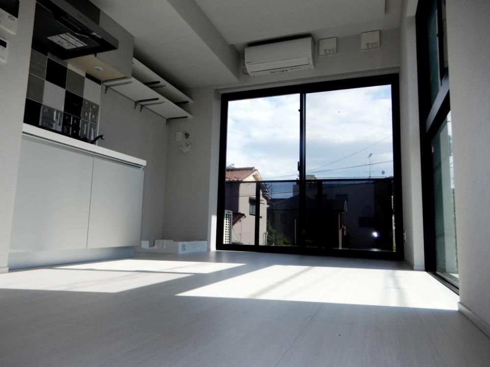 �y�Z�L�����e�B�z�@