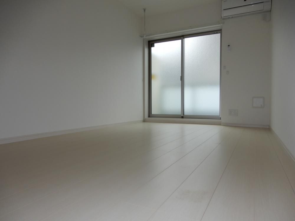 �y�Z�L�����e�B�z�@