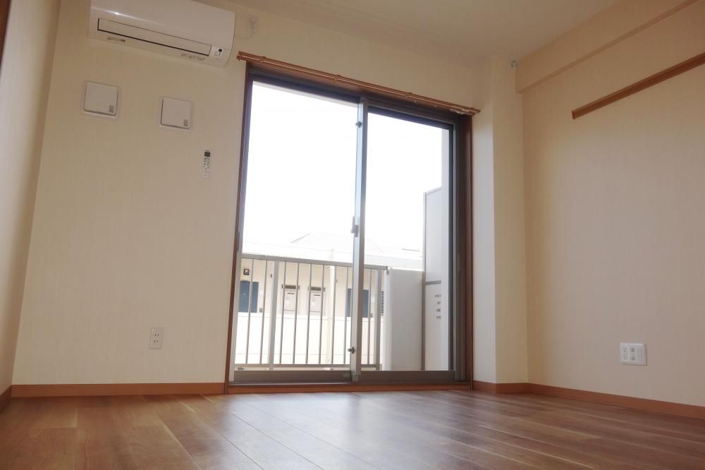 �y�Z�L�����e�B�z�@