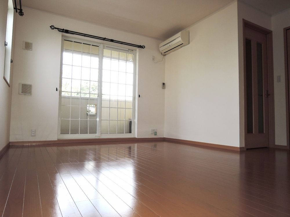 �y�Z�L�����e�B�z�@