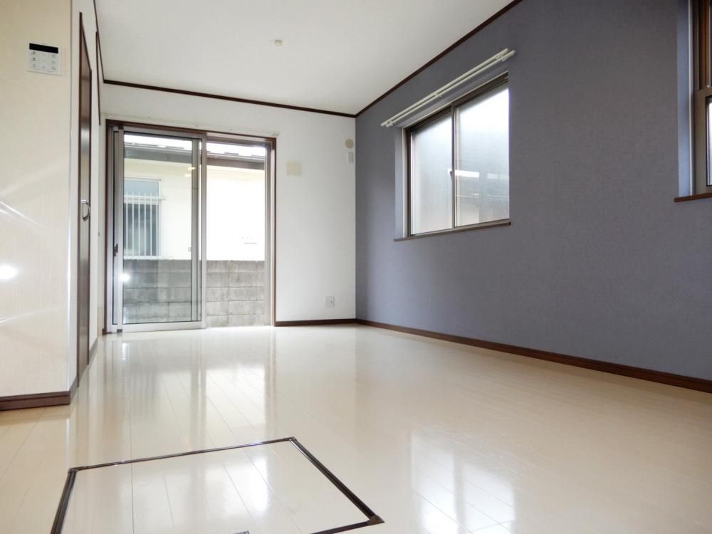 �y�Z�L�����e�B�z�@