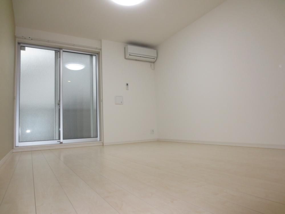 �y�Z�L�����e�B�z�@