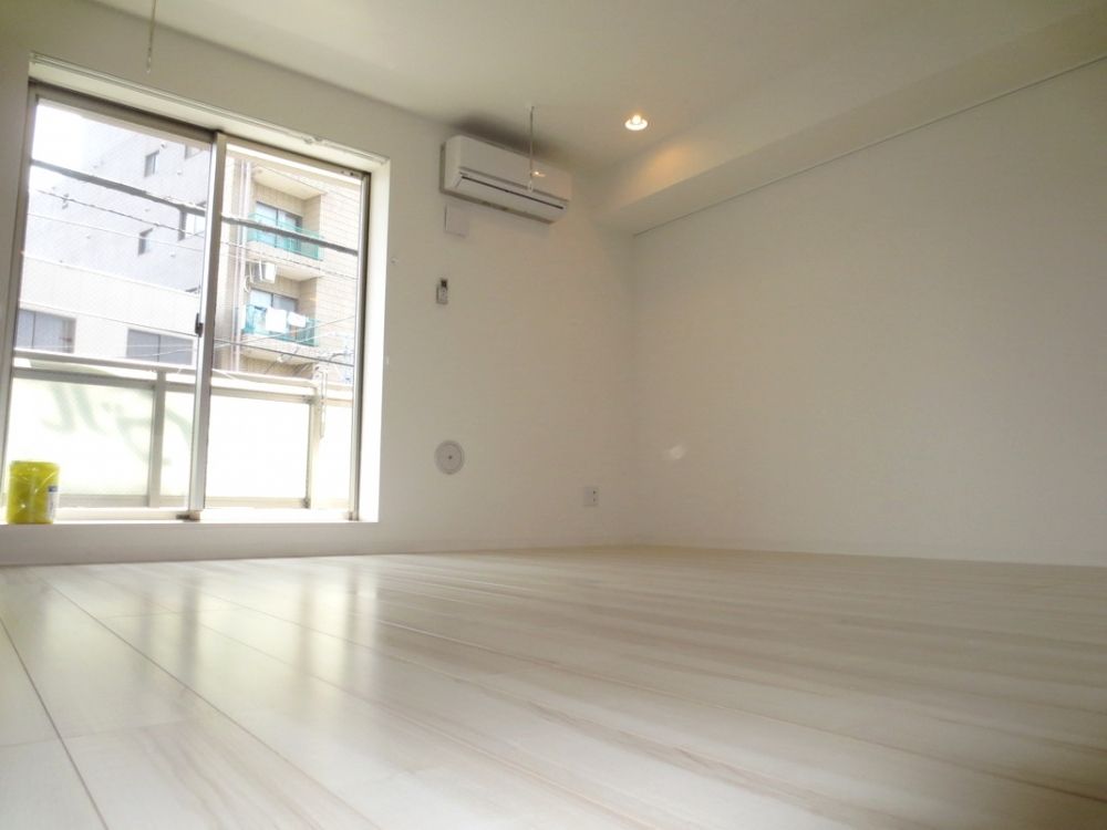 �y�Z�L�����e�B�z�@