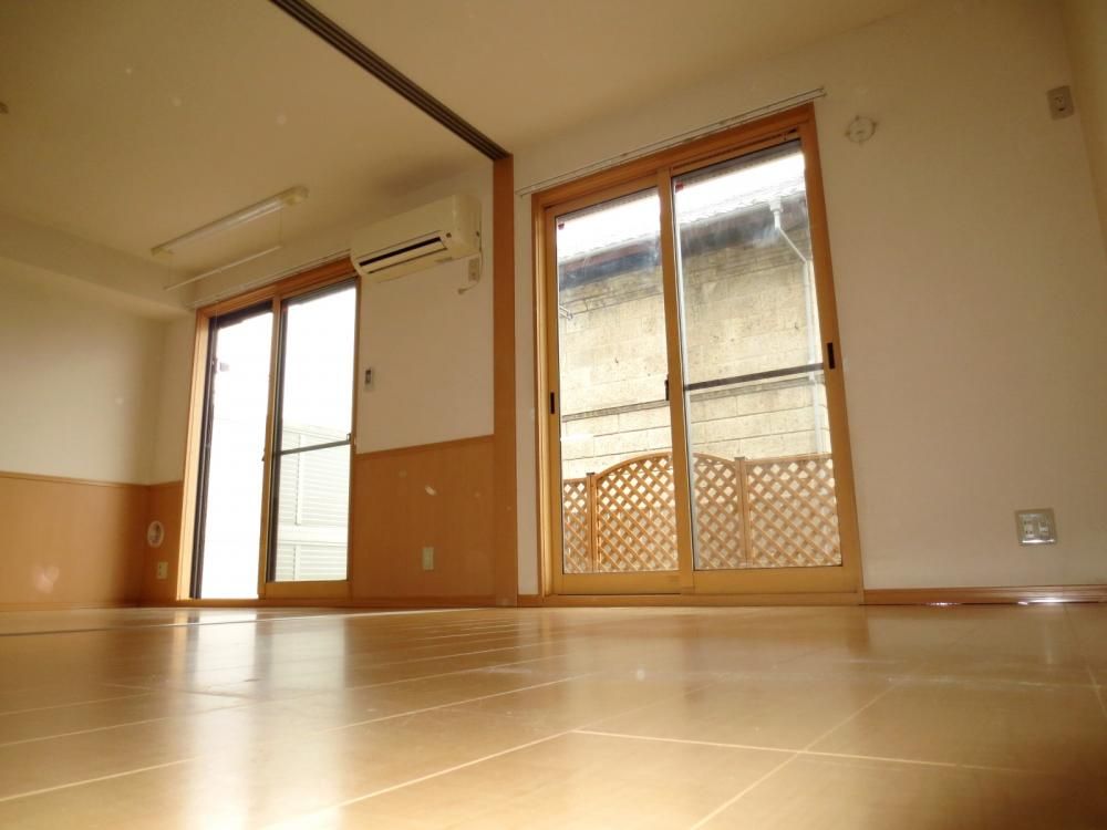 �y�Z�L�����e�B�z�@