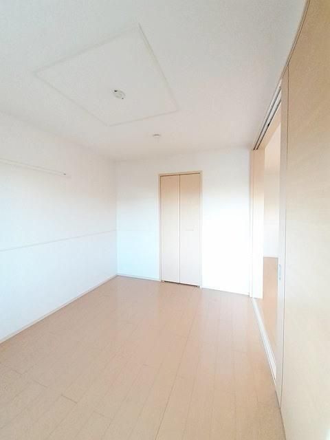 �y�Z�L�����e�B�z�@