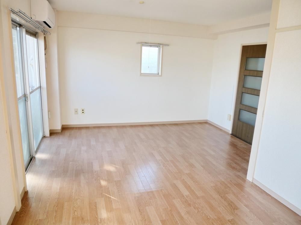 �y�Z�L�����e�B�z�@