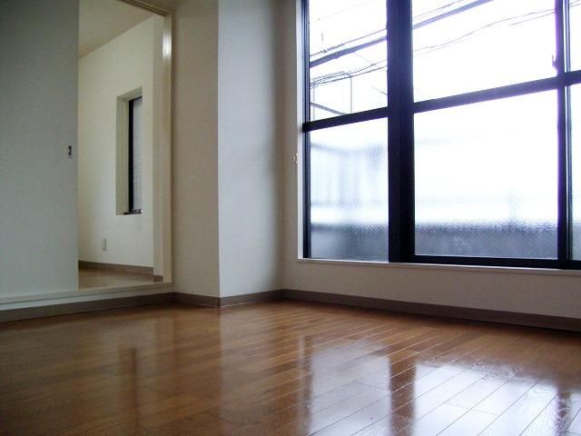 �y�Z�L�����e�B�z�@