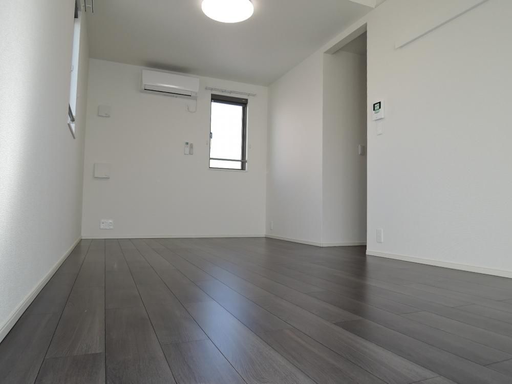 �y�Z�L�����e�B�z�@