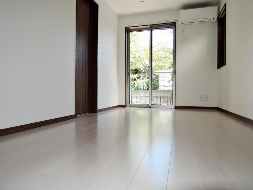 �y�Z�L�����e�B�z�@