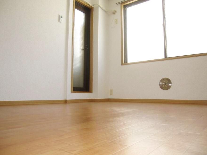 �y���]�z�@