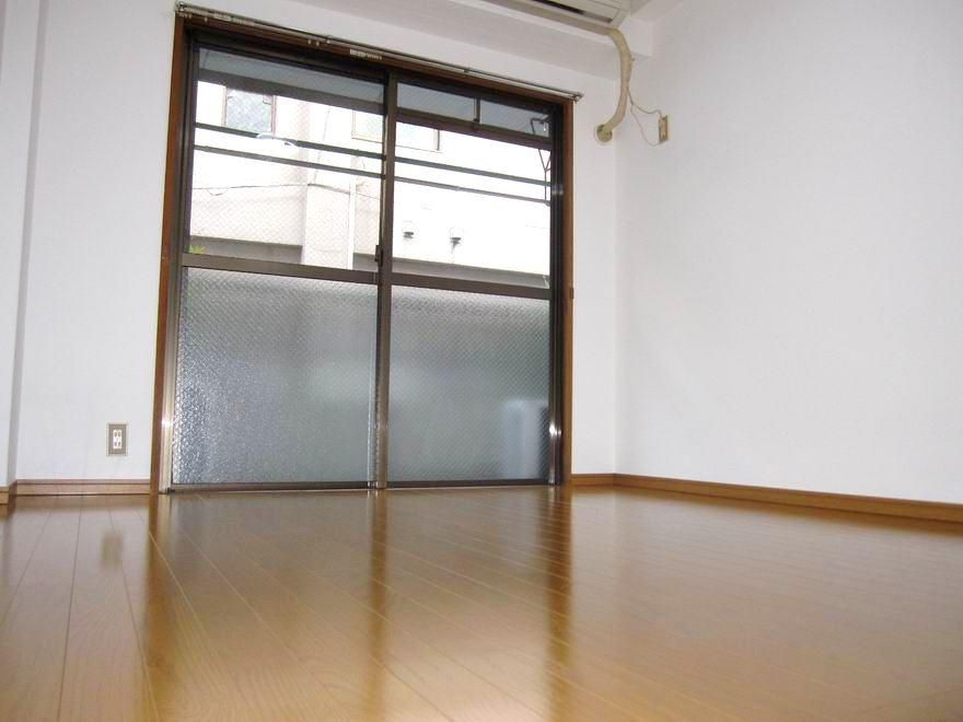 �y���]�z�@