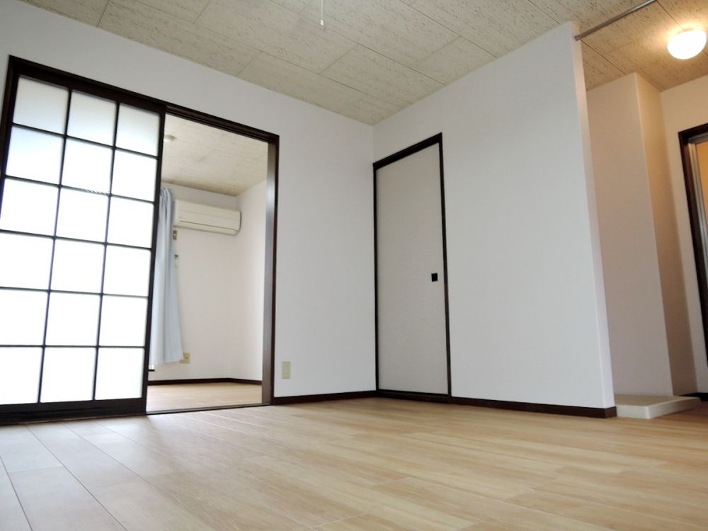 �y�Z�L�����e�B�z�@