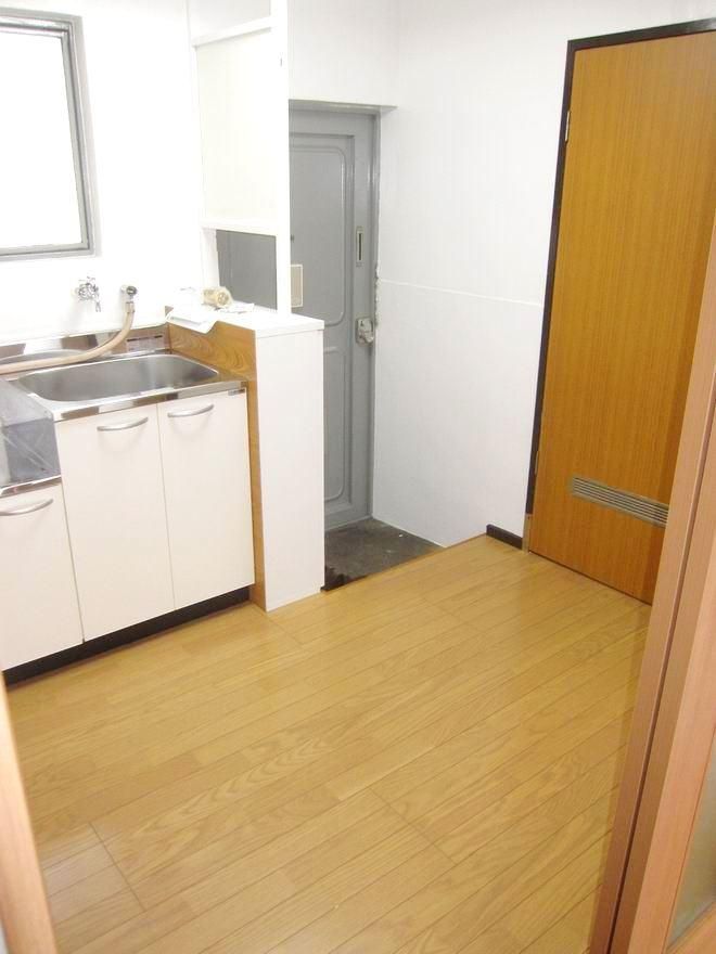 �y�Z�L�����e�B�z�@