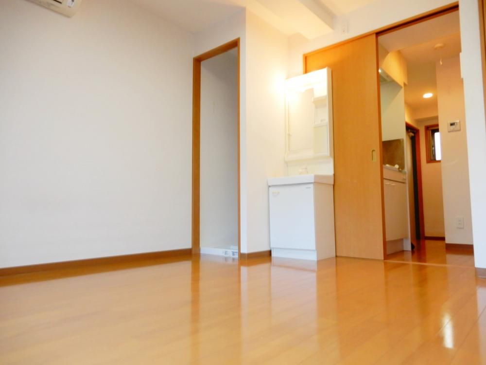 �y�Z�L�����e�B�z�@