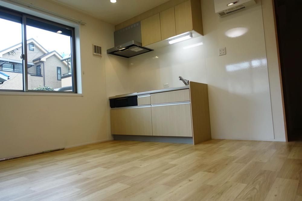 �y�Z�L�����e�B�z�@