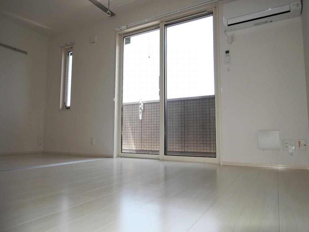 �y�Z�L�����e�B�z�@