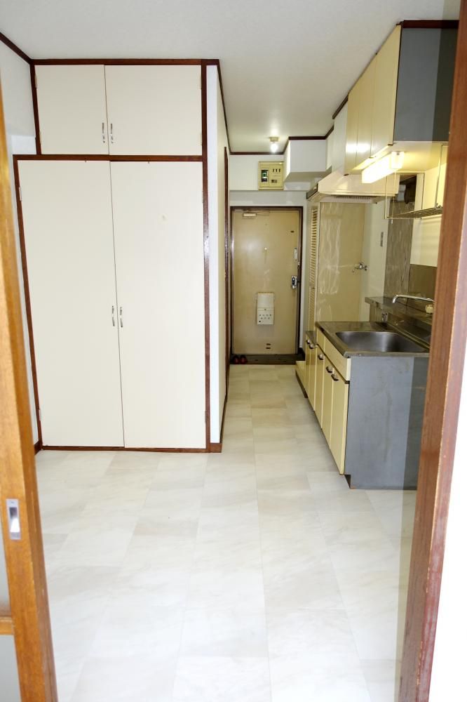 �y�Z�L�����e�B�z�@