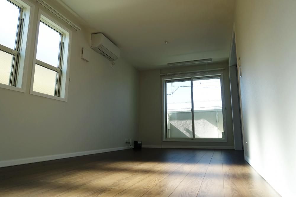 �y�Z�L�����e�B�z�@