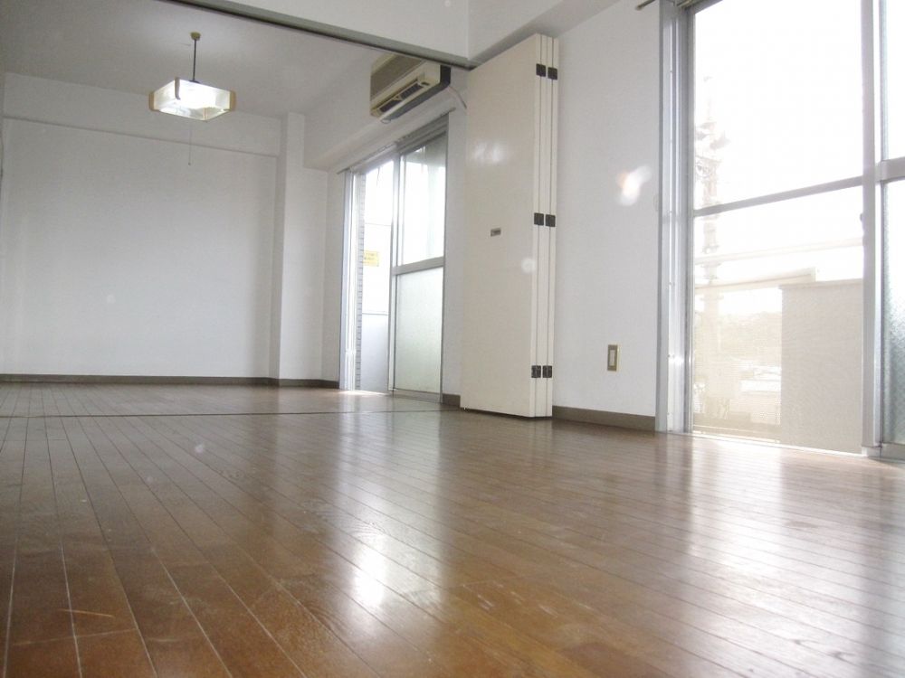 �y�Z�L�����e�B�z�@