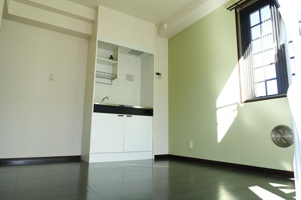 �y�Z�L�����e�B�z�@