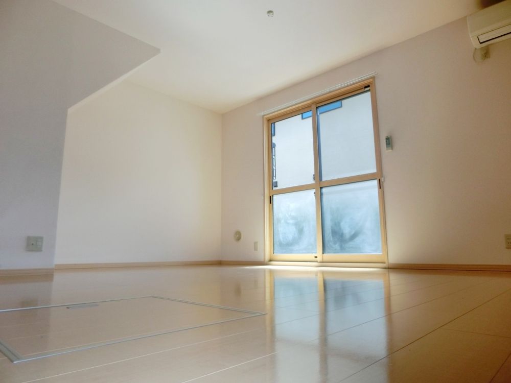 �y�Z�L�����e�B�z�@