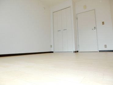 �y�Z�L�����e�B�z�@