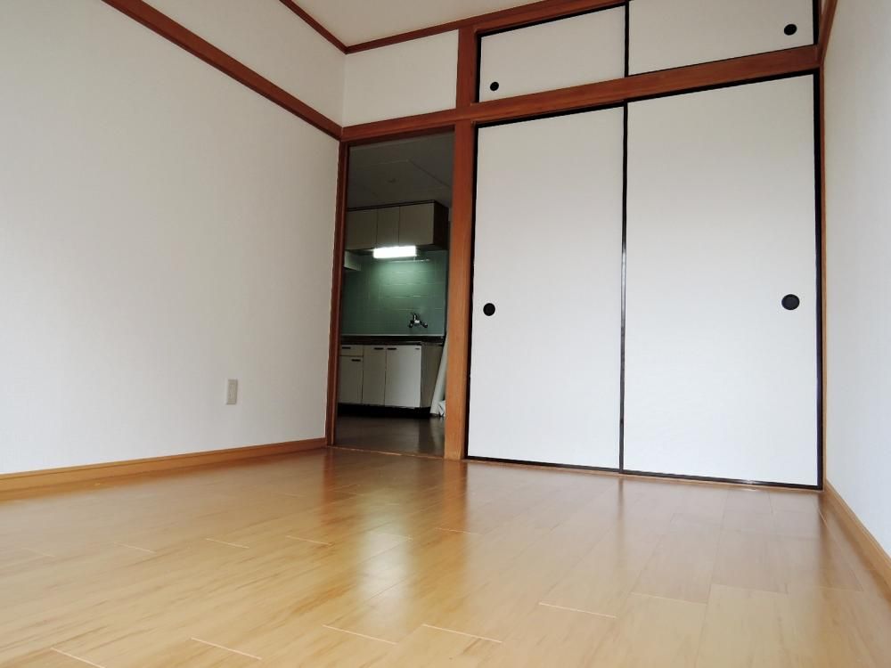 �y�Z�L�����e�B�z�@